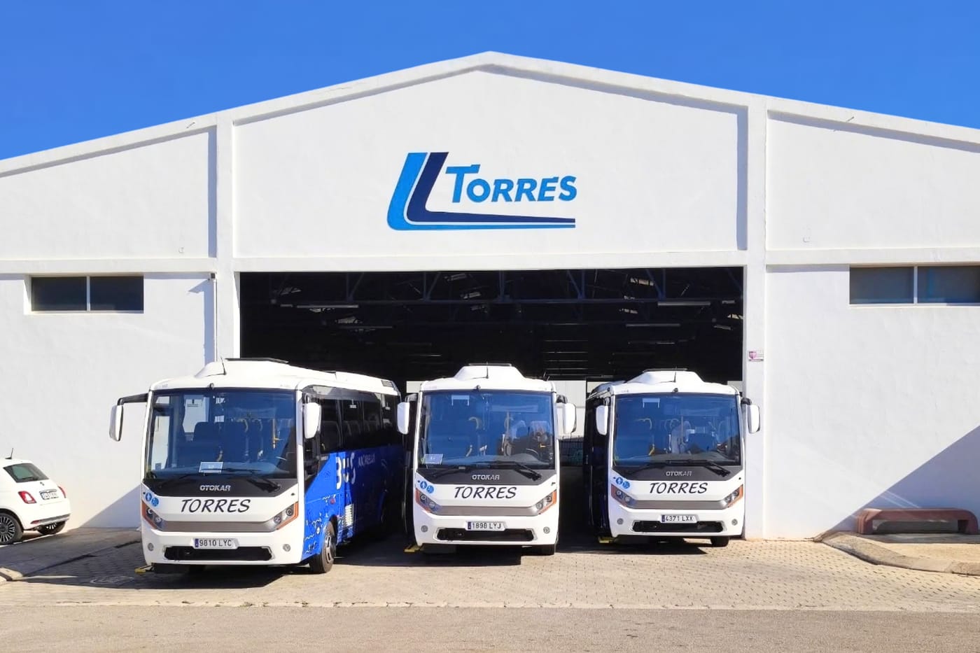 Autobuses de Autocares Torres ante la nave de Torres en Menorca